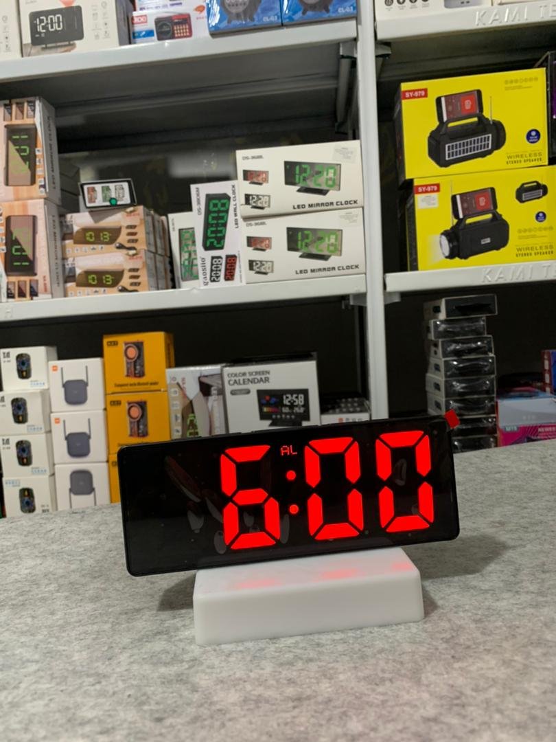 Réveil Numérique LED Ultra-Mince avec Affichage Réglable et Double Alimentation image 1