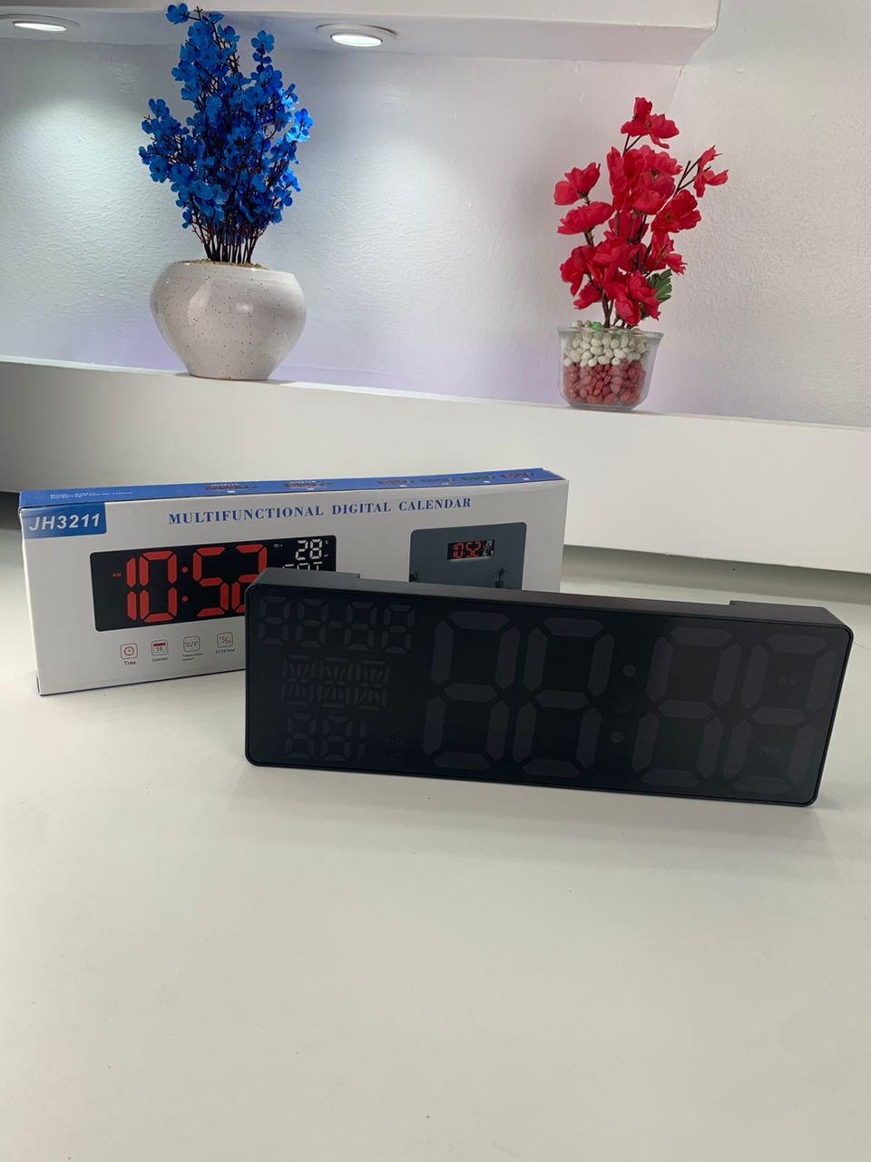 Horloge LED Moderne avec Éclairage Multicolore et Design Élégant image 4