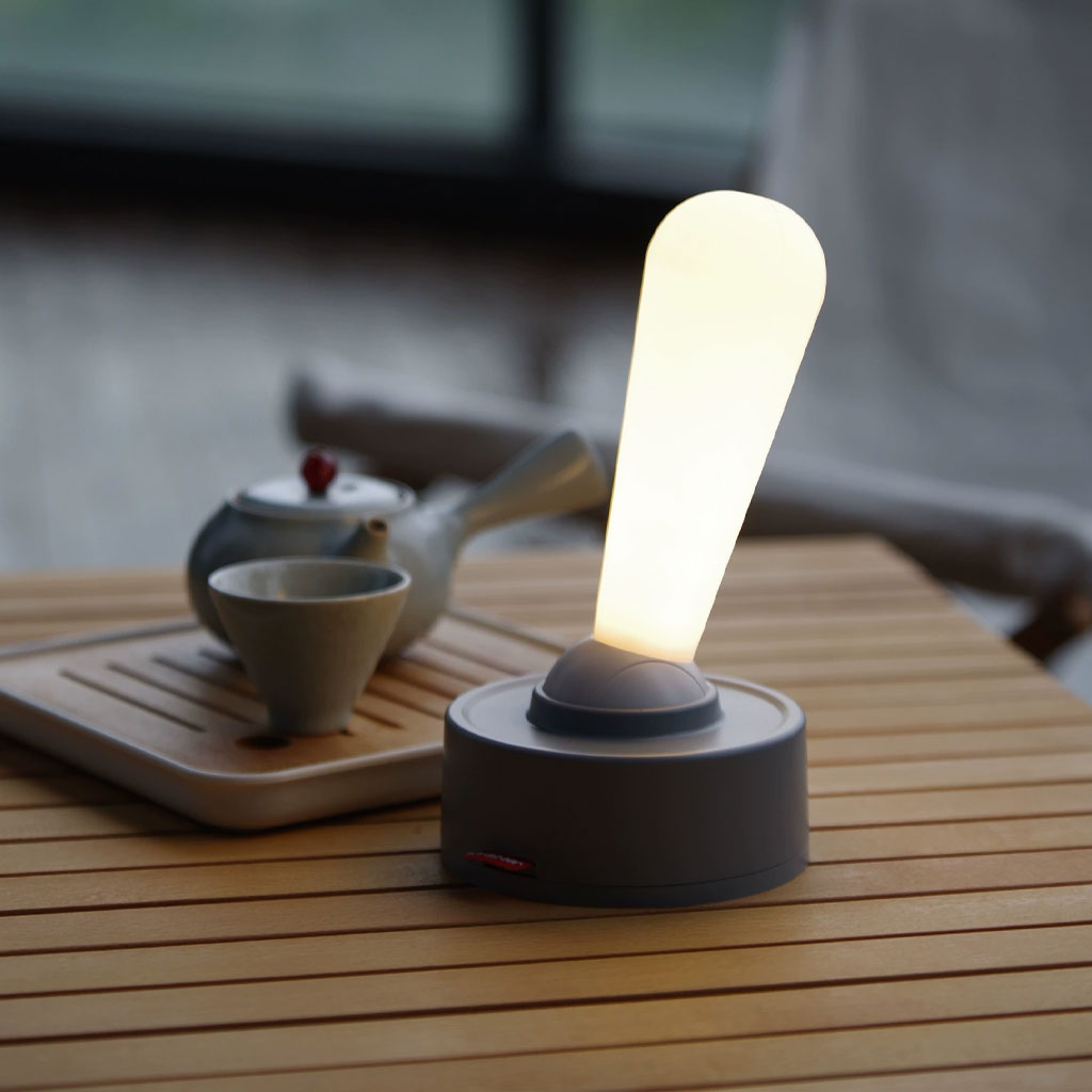 Applique Murale et Lampe de Bureau Sans Fil : L'Éclairage LED 2-en-1 Polyvalent et Nomade