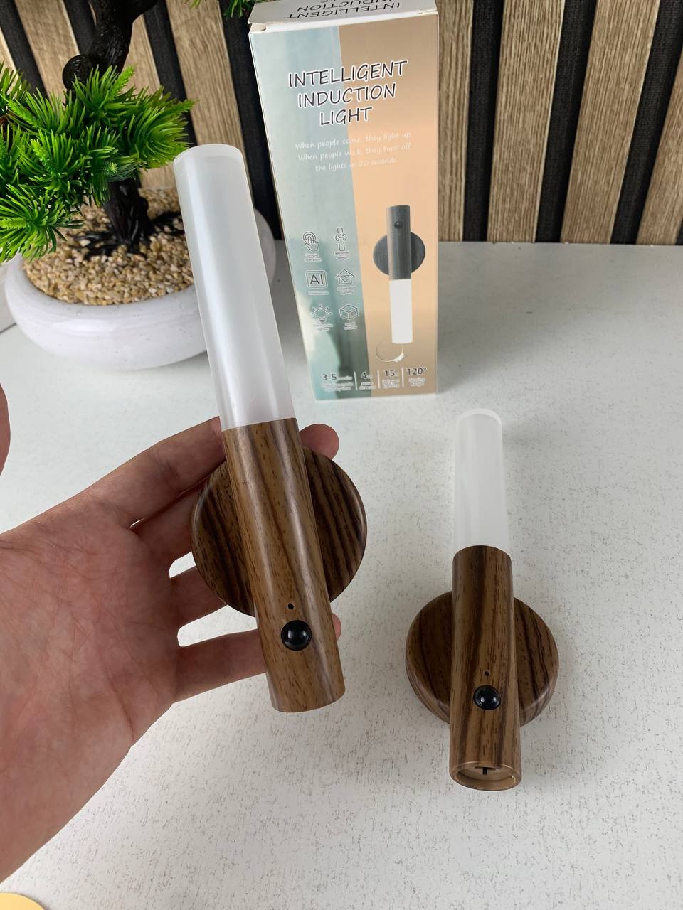 Lampe détecteur intelligente en bois – élégante, pratique et chaleureuse image 1