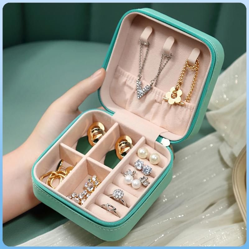 Boîte à Bijoux de Voyage en Cuir – Compacte, Élégante et Imperméable علبة مجوهرات سفر جلدية – أنيقة، مقاومة للماء وصغيرة الحجم image 3