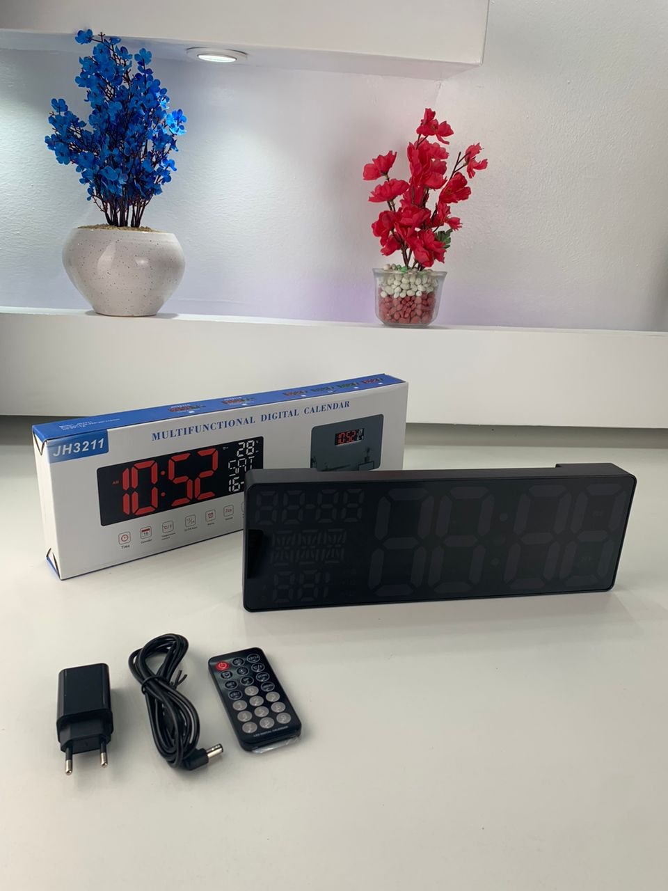 Horloge LED Moderne avec Éclairage Multicolore et Design Élégant image 1