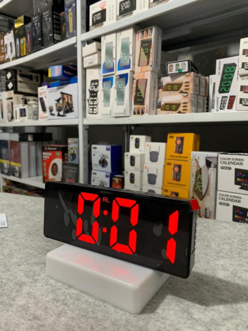 Réveil Numérique LED Ultra-Mince avec Affichage Réglable et Double Alimentation image 4