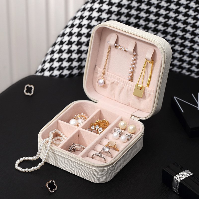 Boîte à Bijoux de Voyage en Cuir – Compacte, Élégante et Imperméable علبة مجوهرات سفر جلدية – أنيقة، مقاومة للماء وصغيرة الحجم image 0