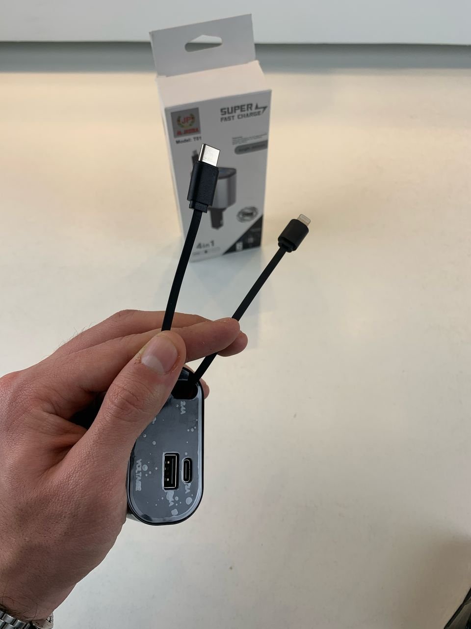 Chargeur Voiture Rétractable 4-en-1 – Câbles Type-C & iOS image 6