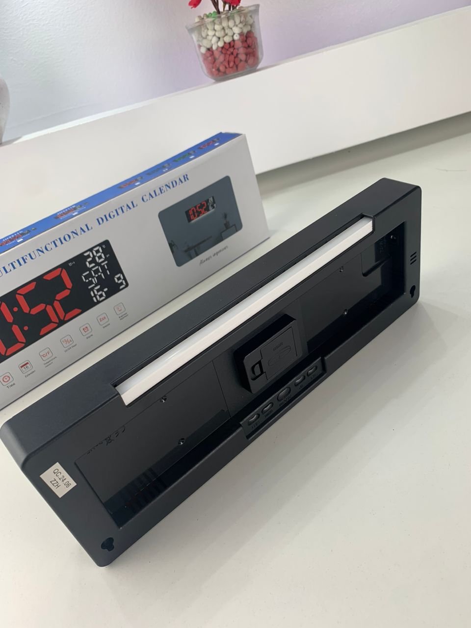 Horloge LED Moderne avec Éclairage Multicolore et Design Élégant image 6