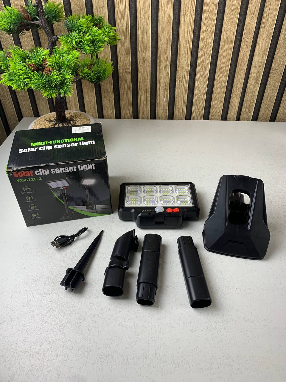 Projecteur Solaire Hybride 92 LED : Éclairage Puissant et Sécurité Intégrale